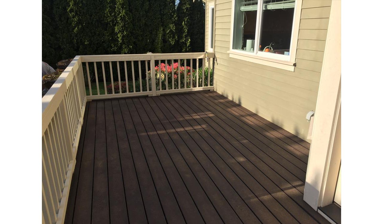 woodland brown decking with off-white rails