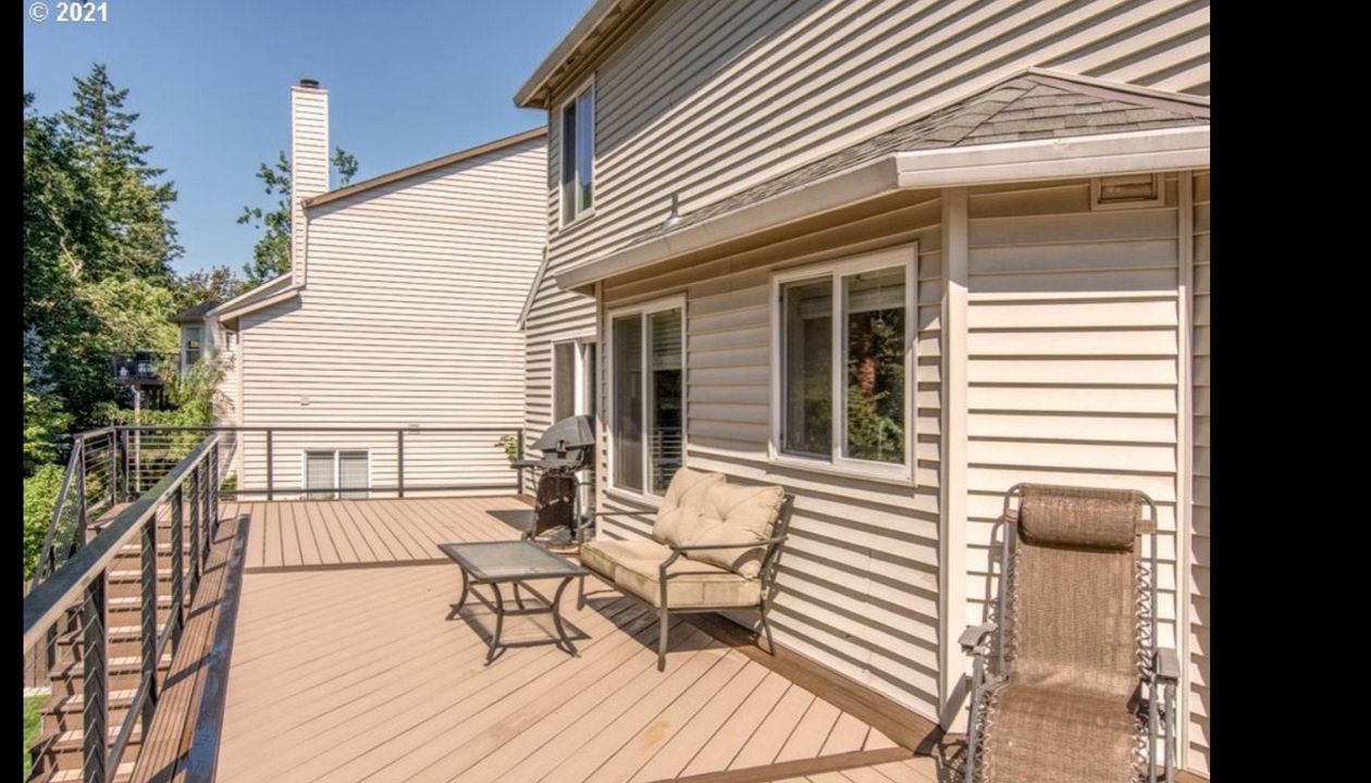 Transcend Rope Swing Decking bordered by Transcend Tropical Spiced Rum Decking with Black Aluminum cable railing