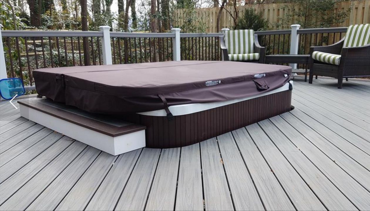 Low maintenance Trex Island Mist deck with Lava Rock perimeter