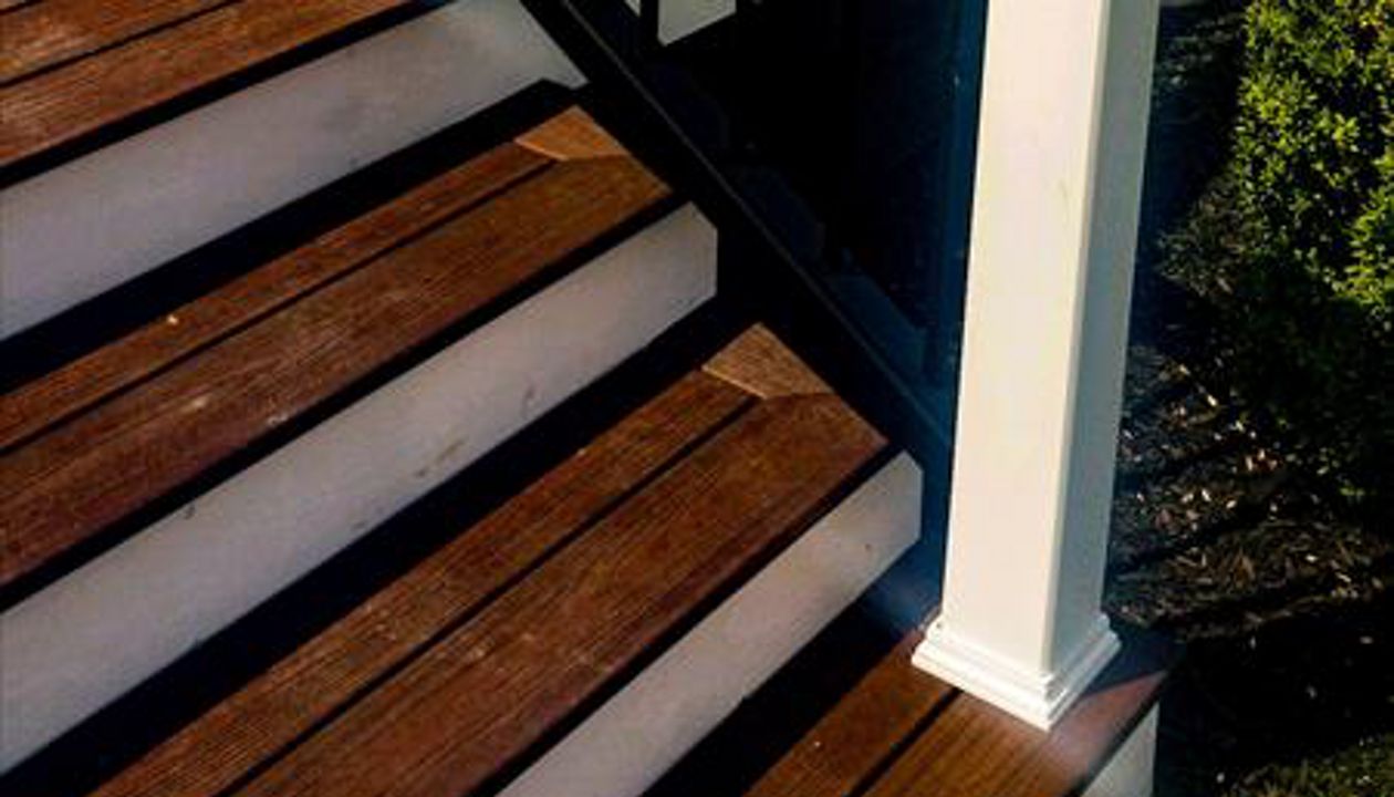 Trex Transcend Classic White and Charcoal Black railing