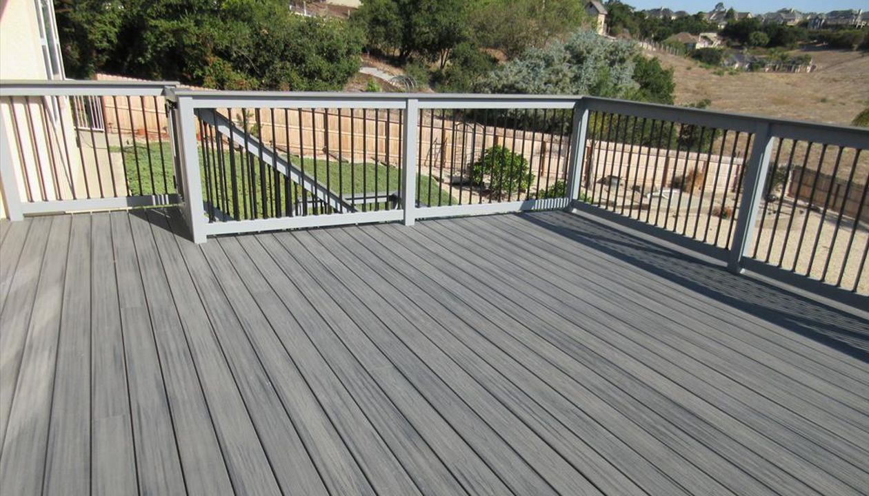 Trex deck in Transcend Tropical Island Mist