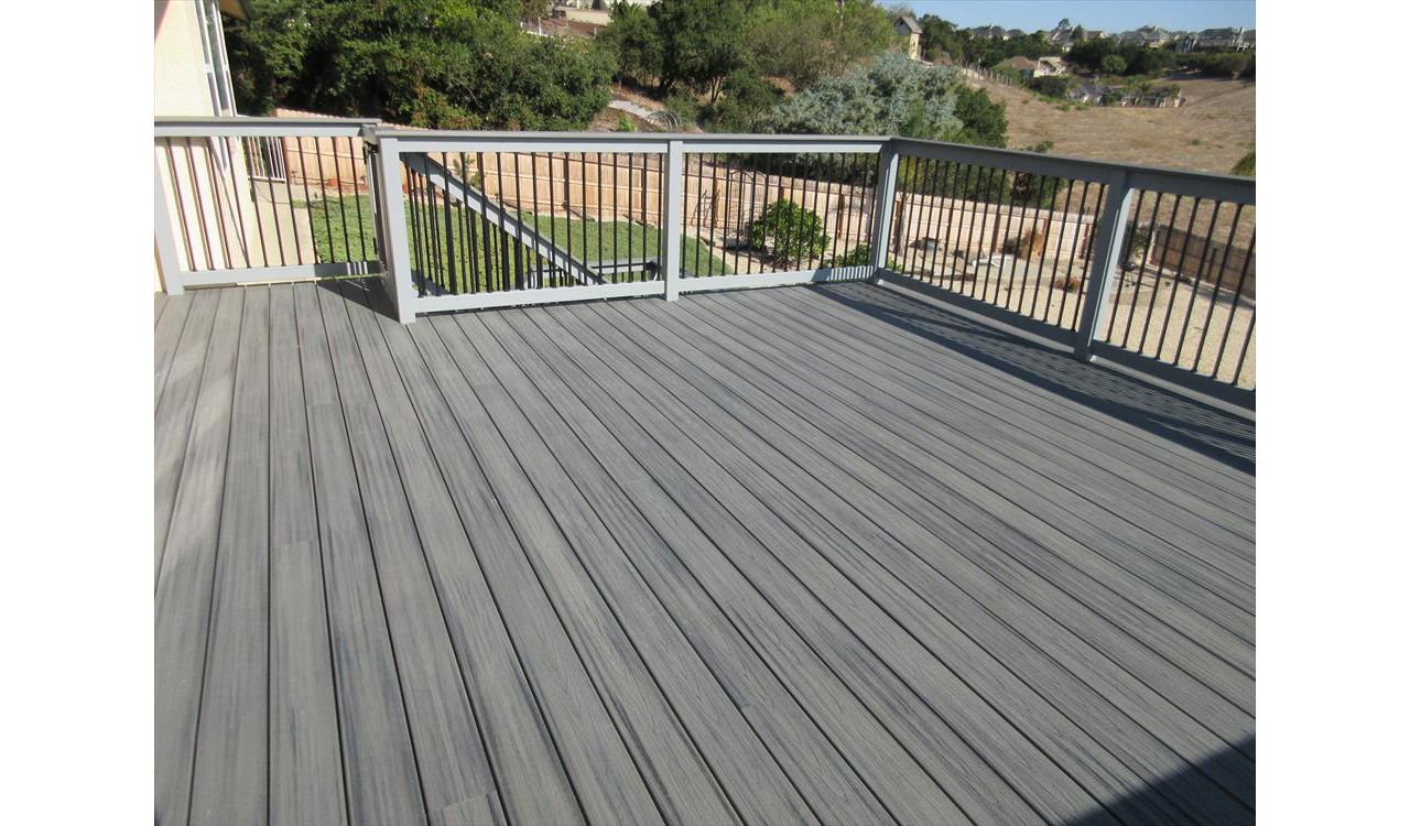 Trex deck in Transcend Tropical Island Mist