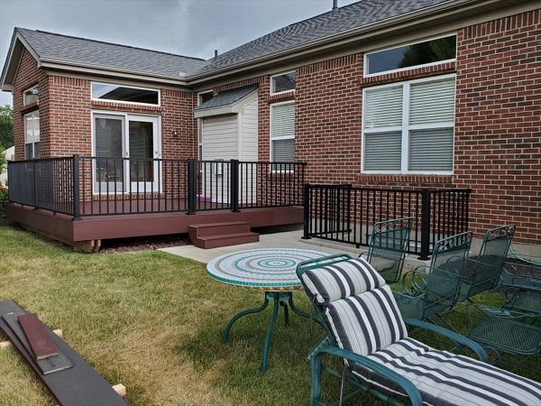 Hain: Trex Select: Maderia. Trex Signature aluminum rails