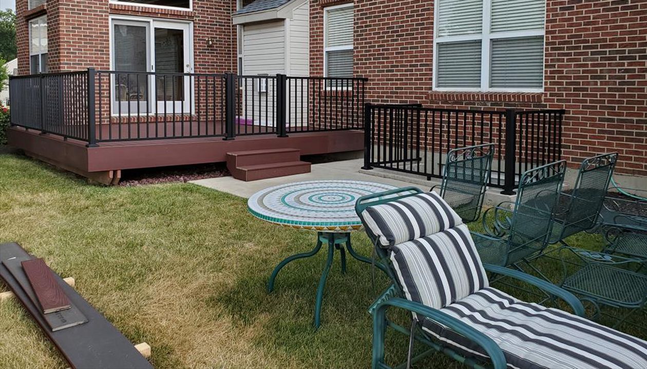 Hain: Trex Select: Maderia. Trex Signature aluminum rails