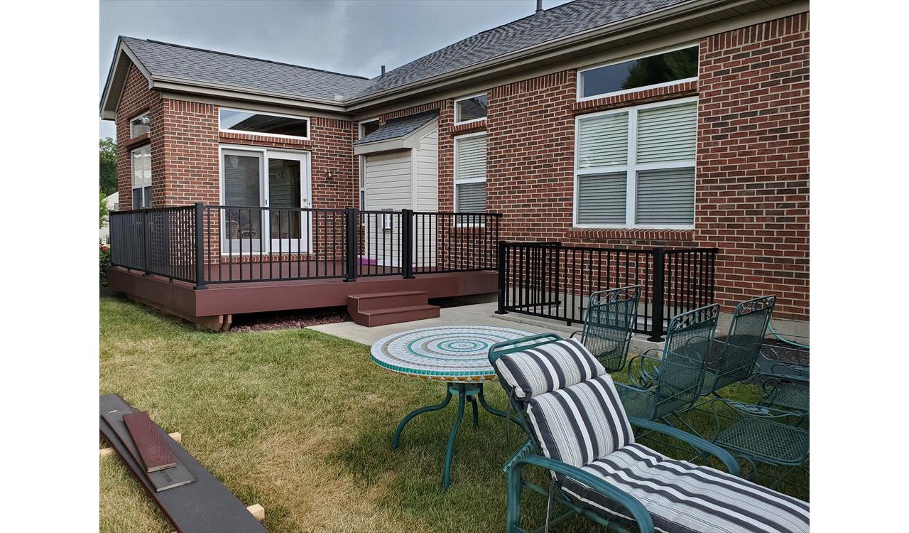 Hain: Trex Select: Maderia. Trex Signature aluminum rails