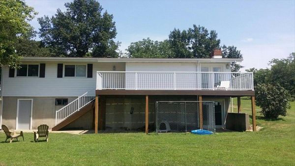 Trex Transcend Spiced Rum decking with White Signature railing at Lake of the Ozarks