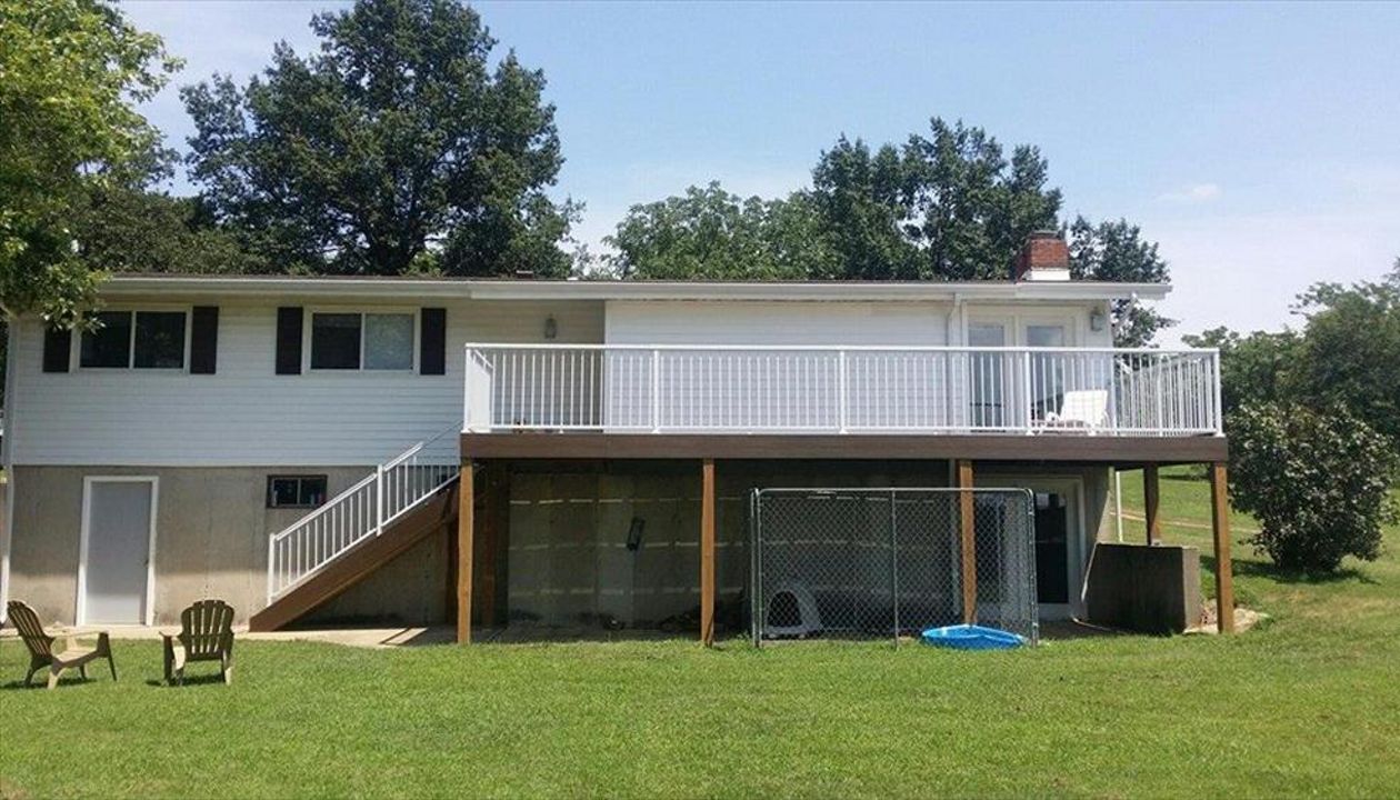 Trex Transcend Spiced Rum decking with White Signature railing at Lake of the Ozarks