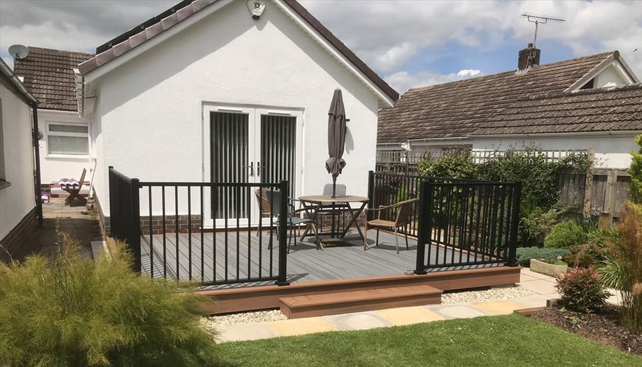 Island Mist with Tikki Torch and Trex Signature railing in black