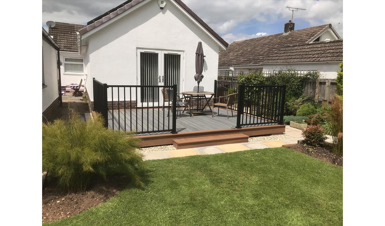 Island Mist with Tikki Torch and Trex Signature railing in black