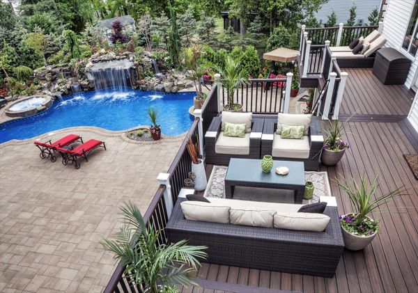 Spiced Rum Trex Transcend decking is quite at home in this jaw-dropping, resort-like outdoor oasis in Manalapan, N.J.
