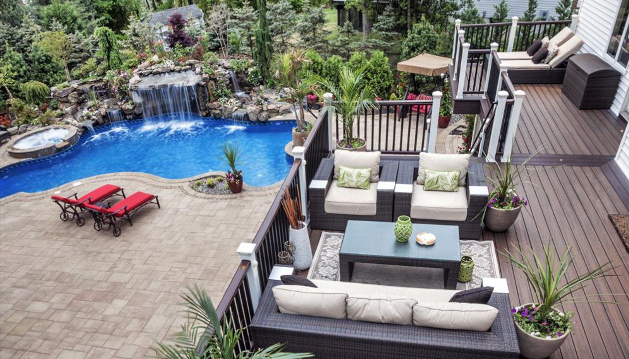Spiced Rum Trex Transcend decking is quite at home in this jaw-dropping, resort-like outdoor oasis in Manalapan, N.J.