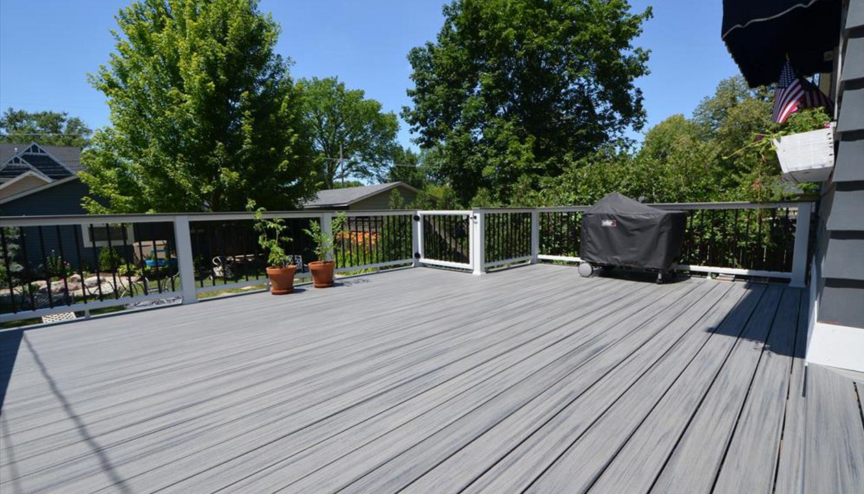 Trex Transcend Island Mist Decking with White Posts, Railings and Black Square Aluminum Balusters - Elmhurst, IL