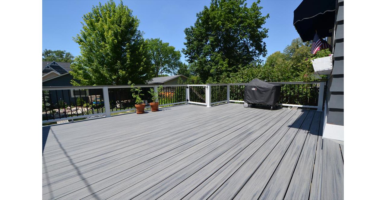 Trex Transcend Island Mist Decking with White Posts, Railings and Black Square Aluminum Balusters - Elmhurst, IL