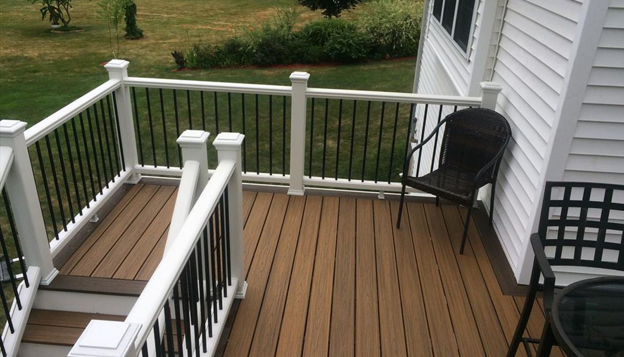 Transcend Havana Gold main decking, Spiced Rum border, pvc trimboard risers and fascia, Trex enhance rails with black pipe balusters