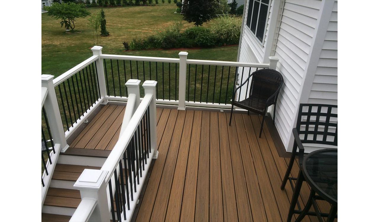 Transcend Havana Gold main decking, Spiced Rum border, pvc trimboard risers and fascia, Trex enhance rails with black pipe balusters