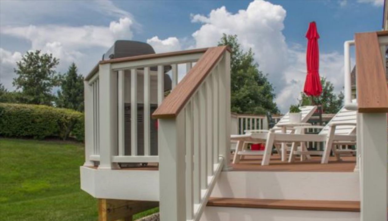 Trex Transcend Tiki Torch decking & Transcend Classic White railing