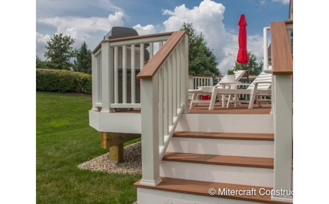 Trex Transcend Tiki Torch decking & Transcend Classic White railing