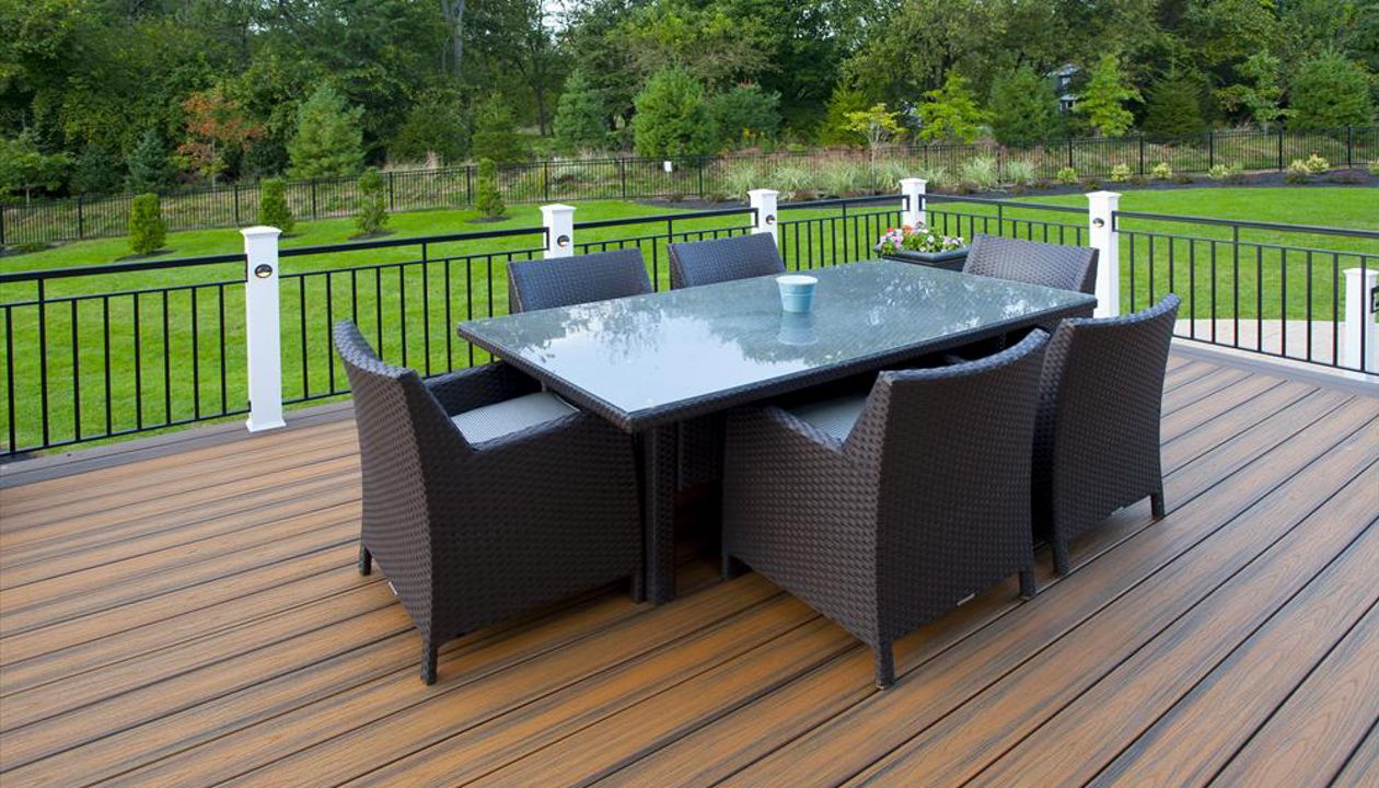 Trex deck with dining area
