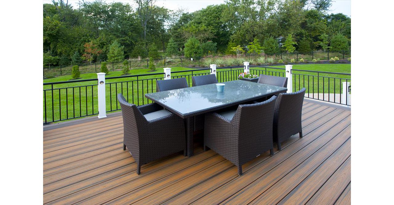 Trex deck with dining area