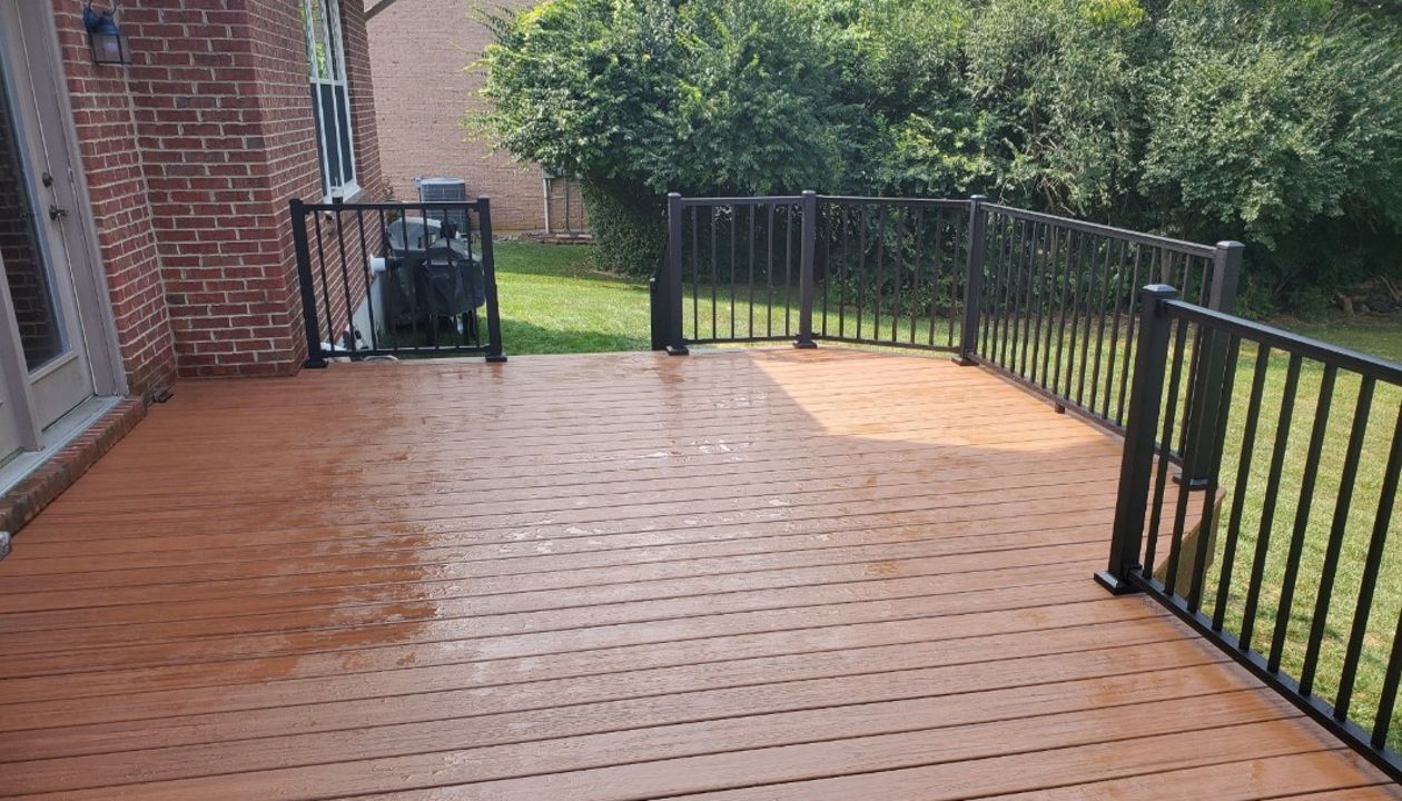 Trex Transcend Tiki Torch decking w/ Trex Signature aluminum railing