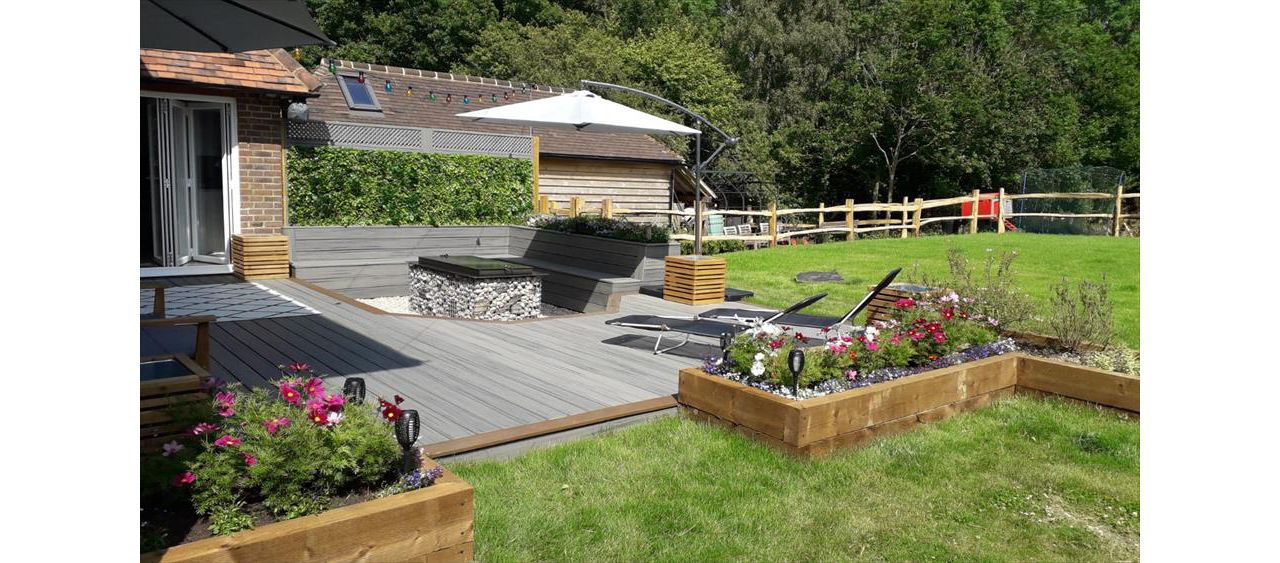 Project outline: Create and entertaining space with seats and a fire pit the customer opted for Island Mist Transcend deck plank with Toasted Sand Transcend border plank