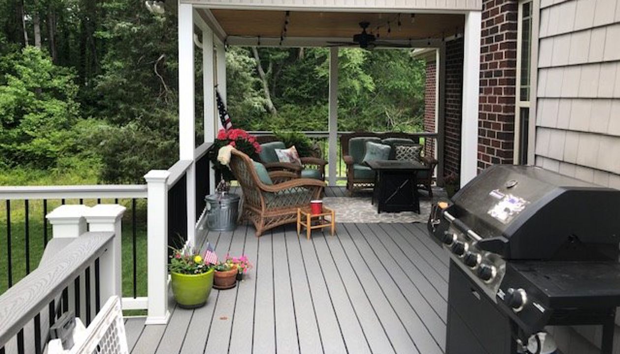 Trex Select Pebble Grey decking with Trex Universal Hideaway fasteners are a wonderful look for this outdoor living space