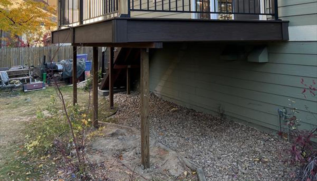 Trex Transcend Tiki Torch & Lava Rock