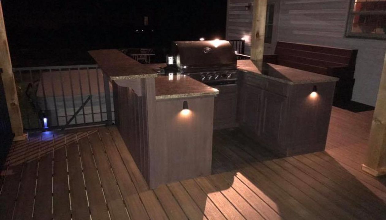 Trex Transcend Spiced Rum w/Lava Rock/Trex Kitchen/Trex Lighting/Trex Signature Railing