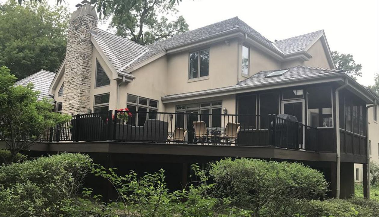 Trex Signature Railings in black with wedge post lights