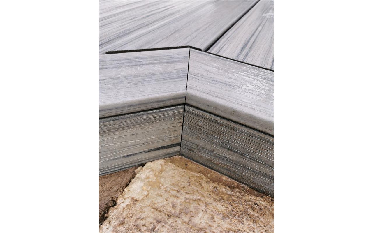 Trex Transcend, Island Mist. A close up of one of our mitres on some edging plank and fascia.