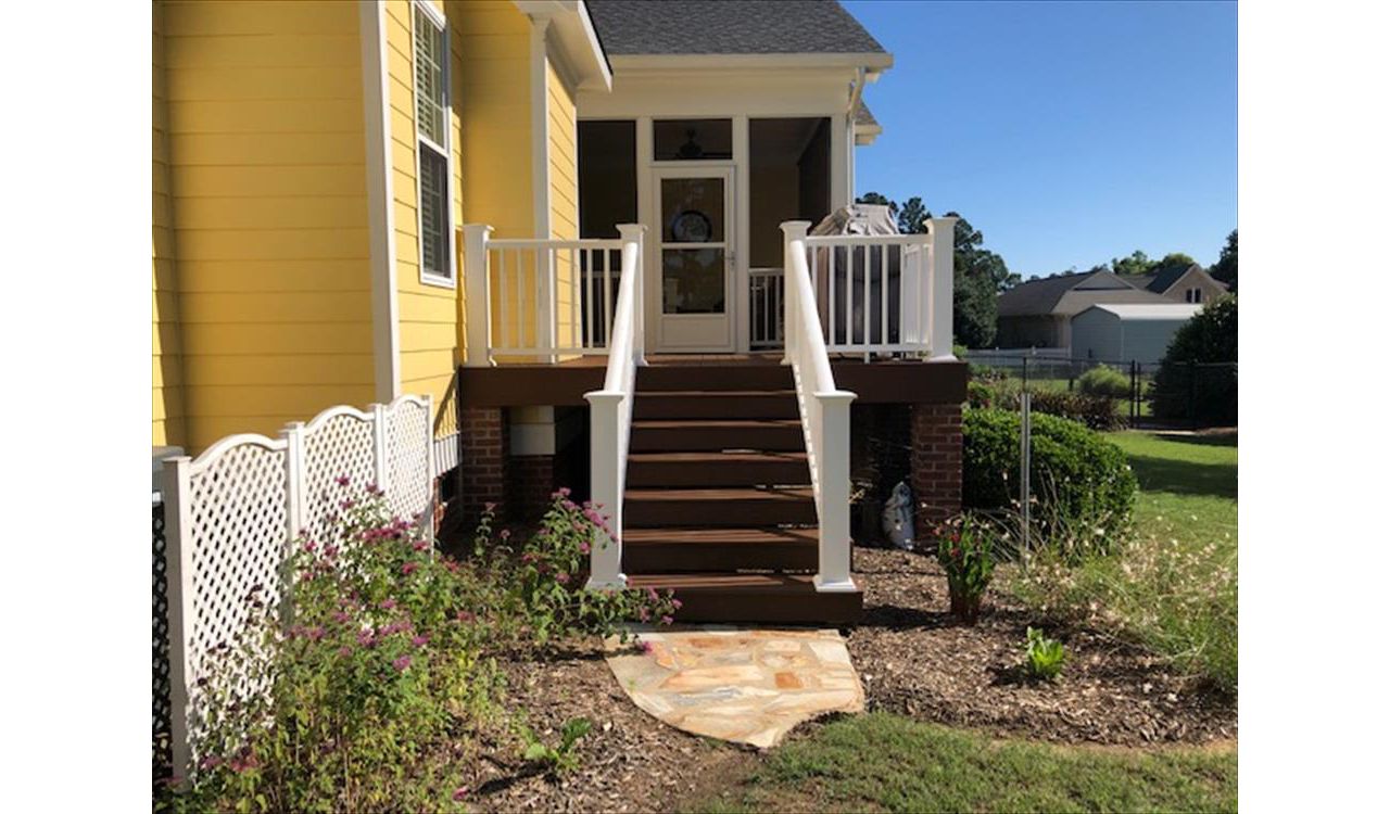 This Trex Select Saddle deck & porch is the envy of the neighborhood