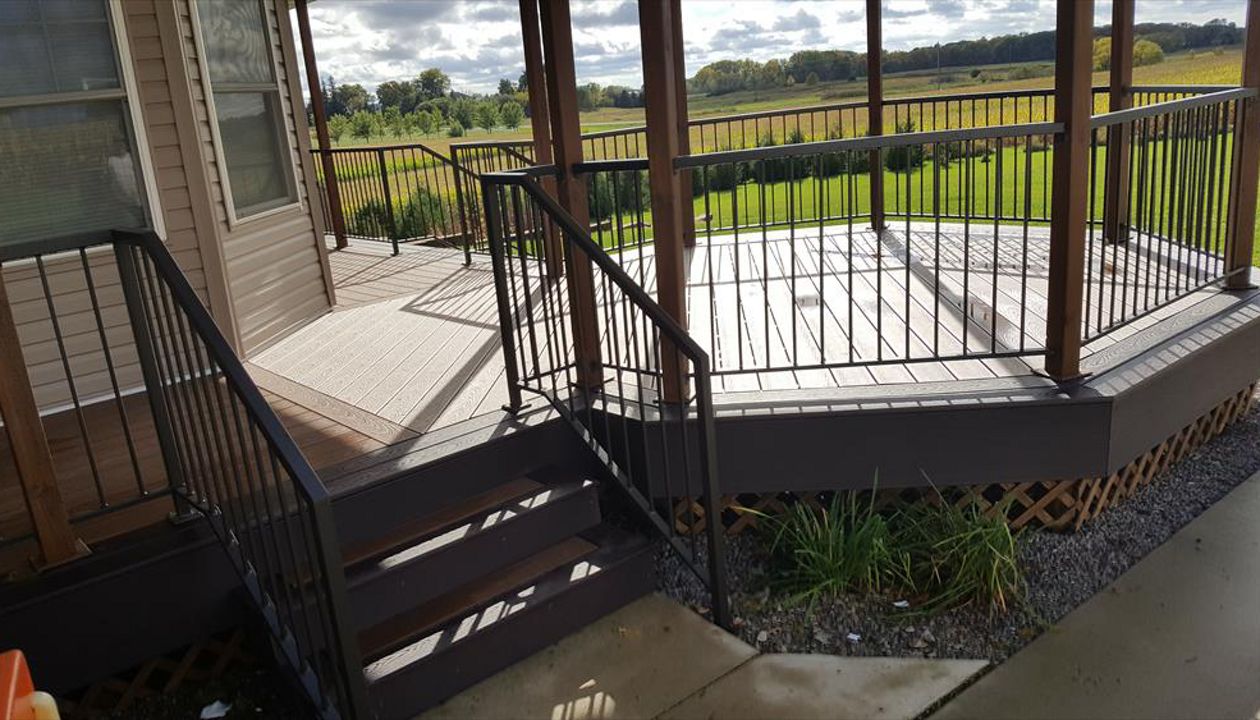 Trex Select saddle decking with woodland brown border/fascia