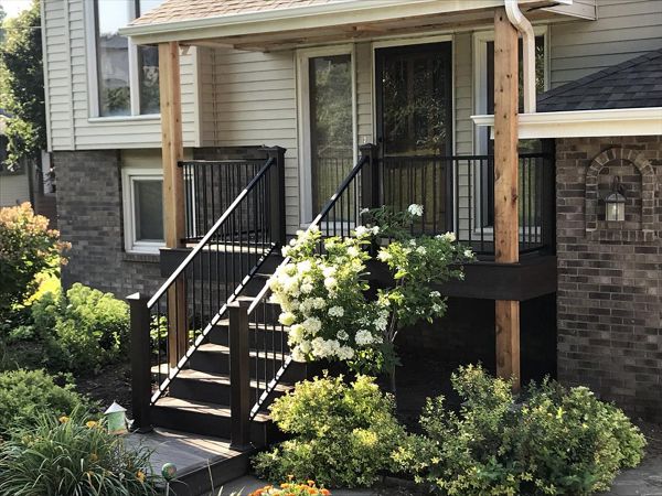 Front deck with Trex Transcends Spiced Rum and Vintage Lantern border and fascia.