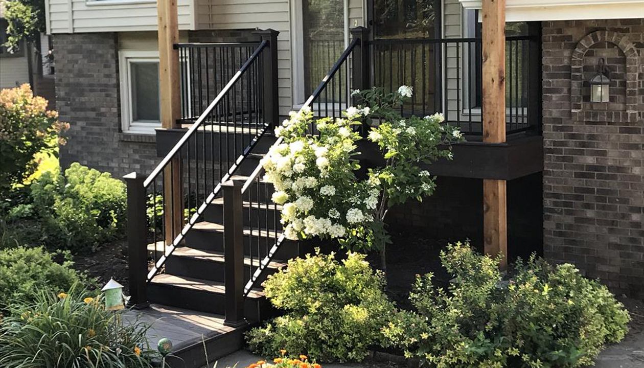 Front deck with Trex Transcends Spiced Rum and Vintage Lantern border and fascia.