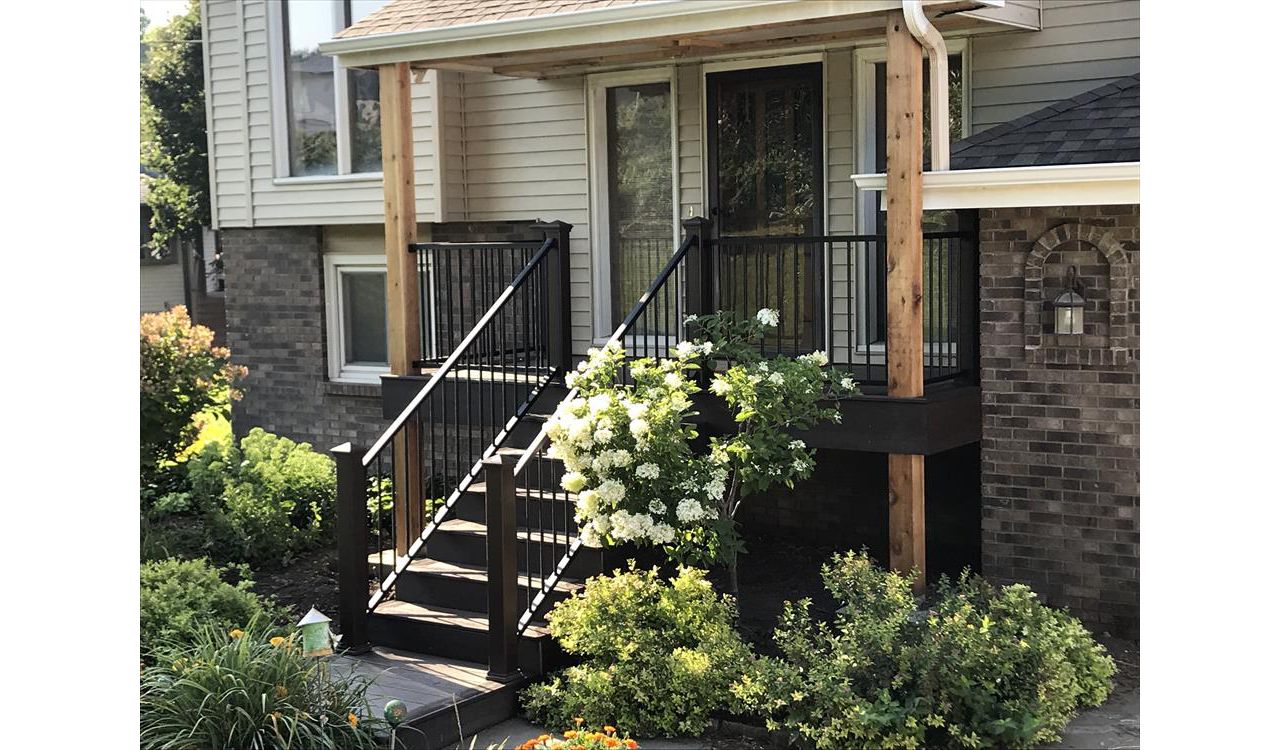 Front deck with Trex Transcends Spiced Rum and Vintage Lantern border and fascia.