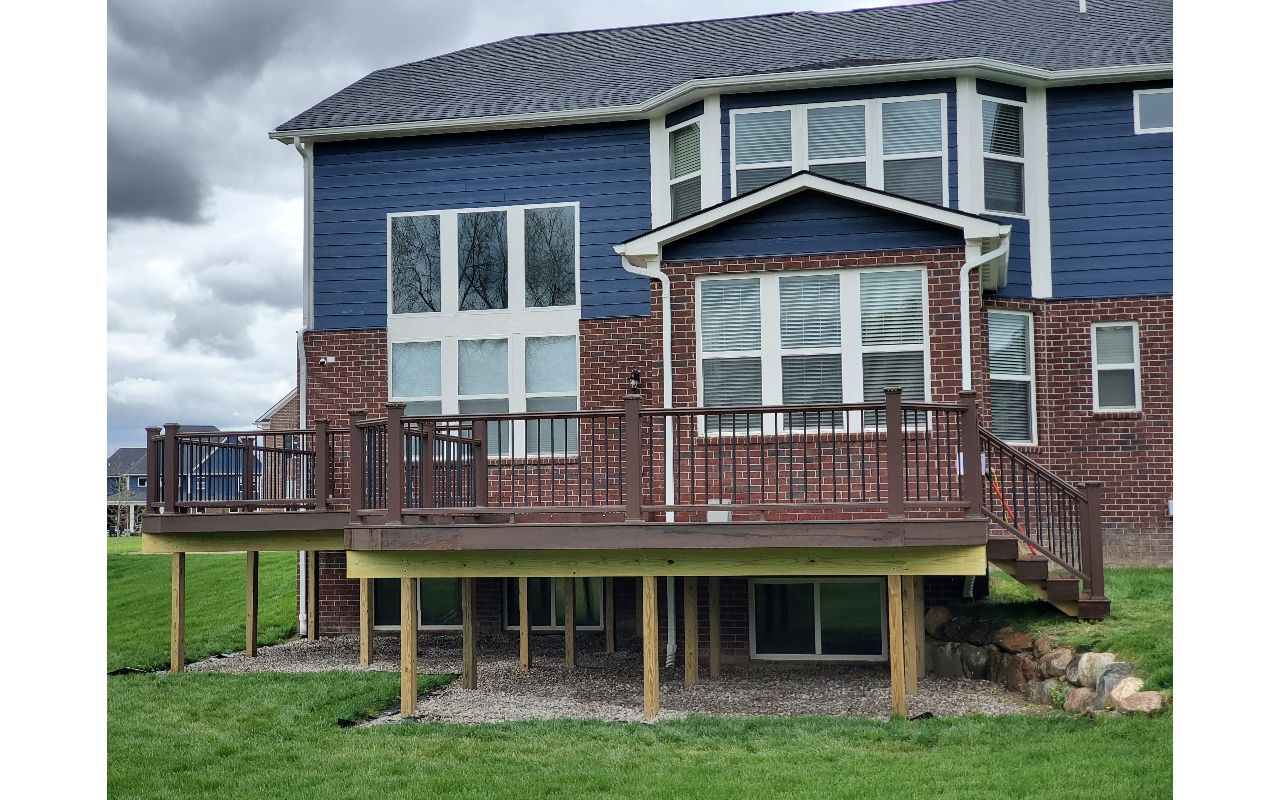 Canton, MI - Saddle Decking - Transcends Railing