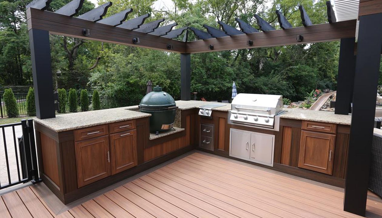 Trex Transcend Decking and Outdoor Kitchen