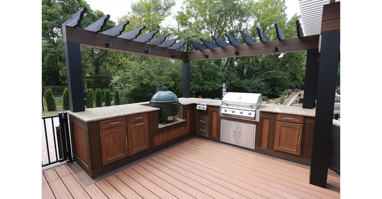 Trex Transcend Decking and Outdoor Kitchen
