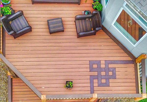 Trex Transcend Tiki Torch tropical decking with a Vintage Lantern patterned inlay