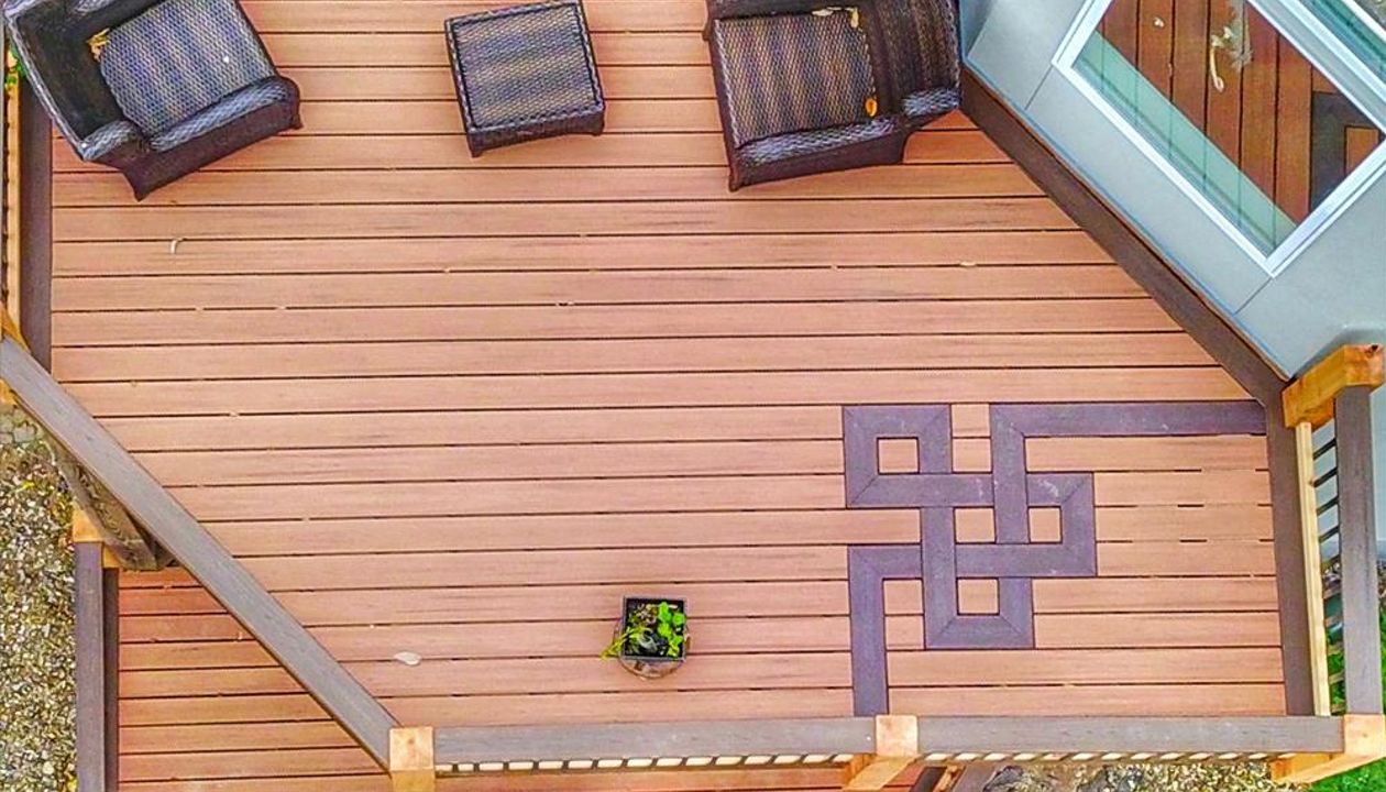 Trex Transcend Tiki Torch tropical decking with a Vintage Lantern patterned inlay