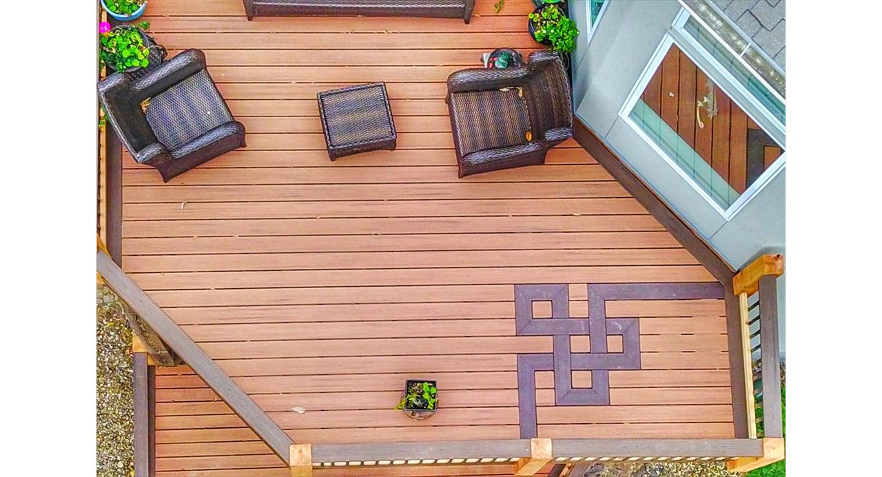 Trex Transcend Tiki Torch tropical decking with a Vintage Lantern patterned inlay