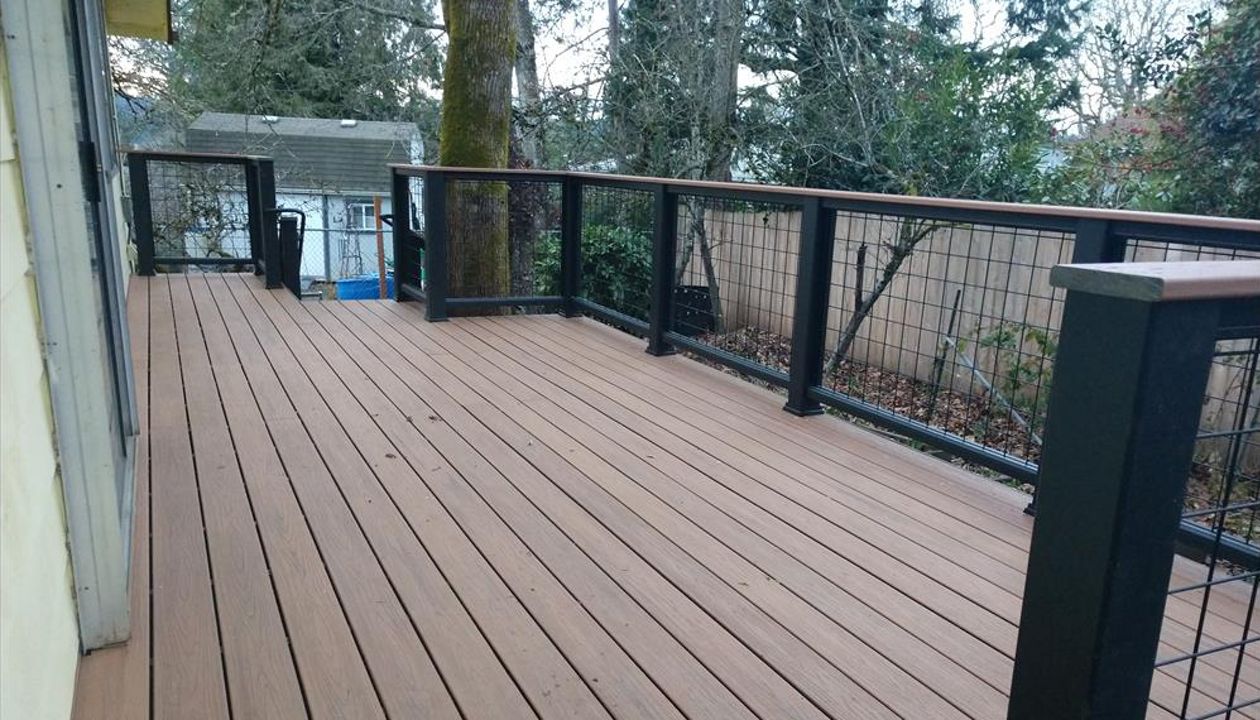 Trex Savanna Gold Decking, Lava Rock accents, Transcend Cocktail Rail with Wire panelinfill