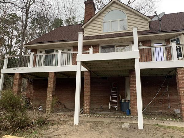 Trex Transcend Rope Swing with White vinyl post sleeves and pickets