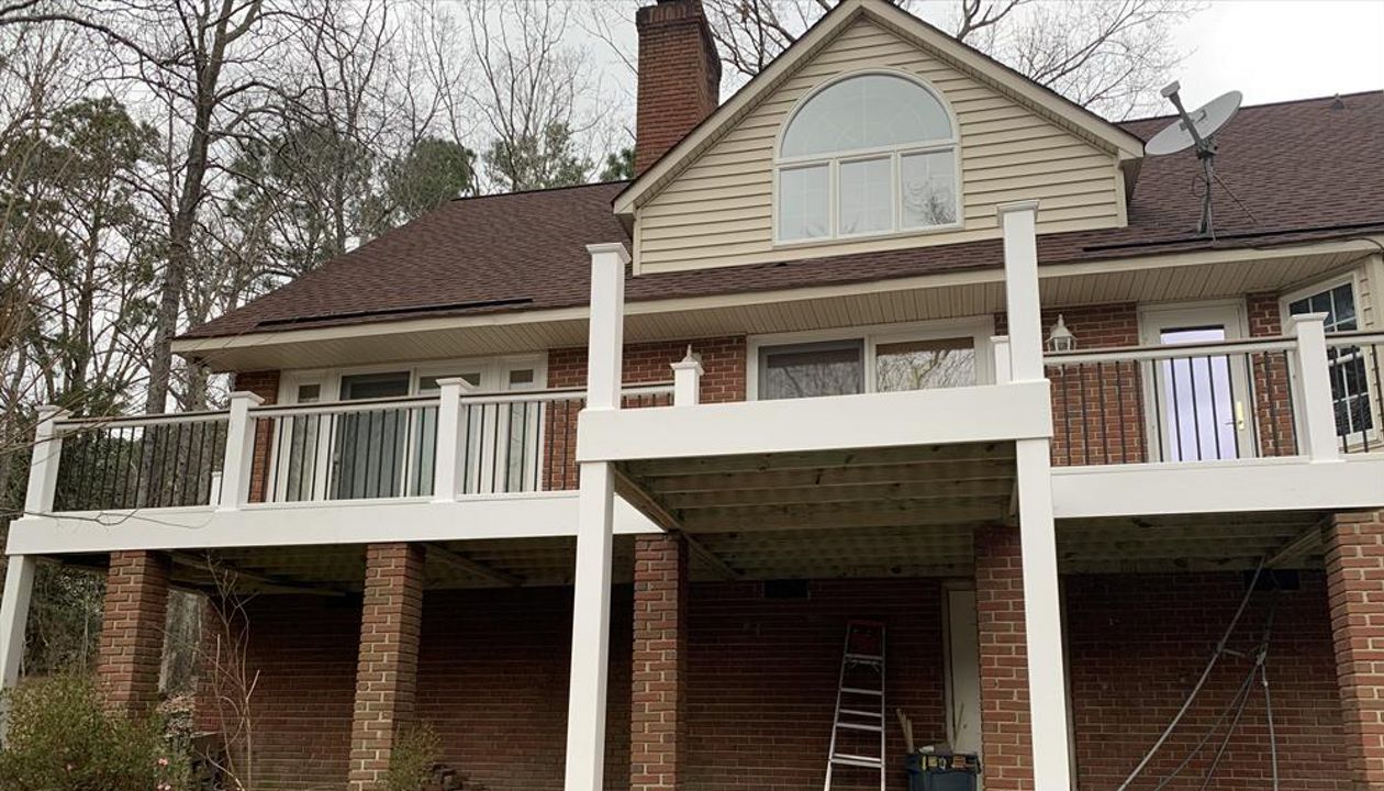 Trex Transcend Rope Swing with White vinyl post sleeves and pickets