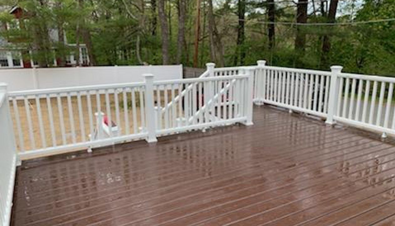 Trex Transcend Vintage Lantern decking with white Trex Transcend railings.