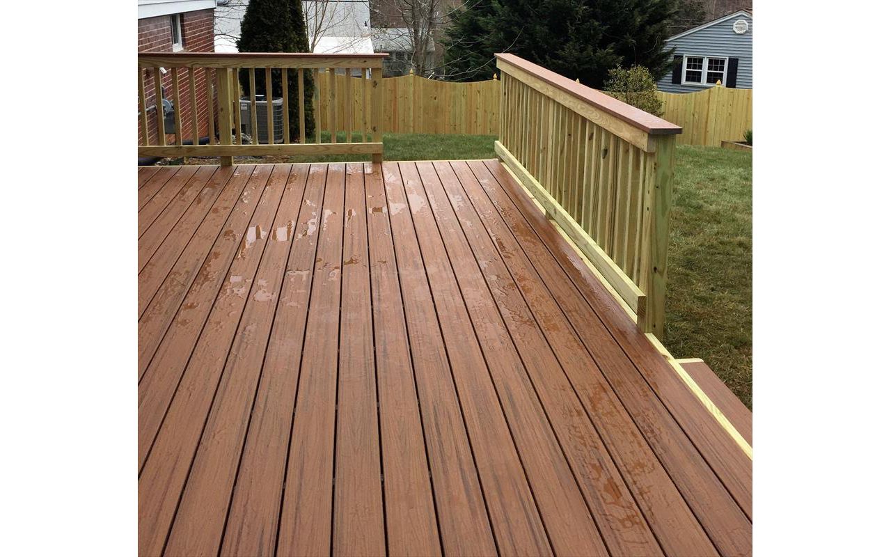 Springfield, VA deck in Trex Transcends Tiki Torch