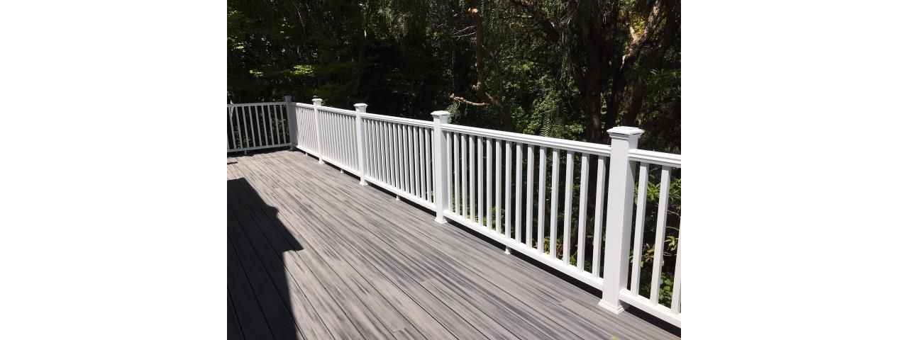 Trex rail with trex post light caps
