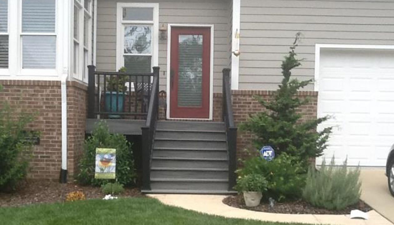 Trex Transcend lack Rails accent this Chapel Hill porch