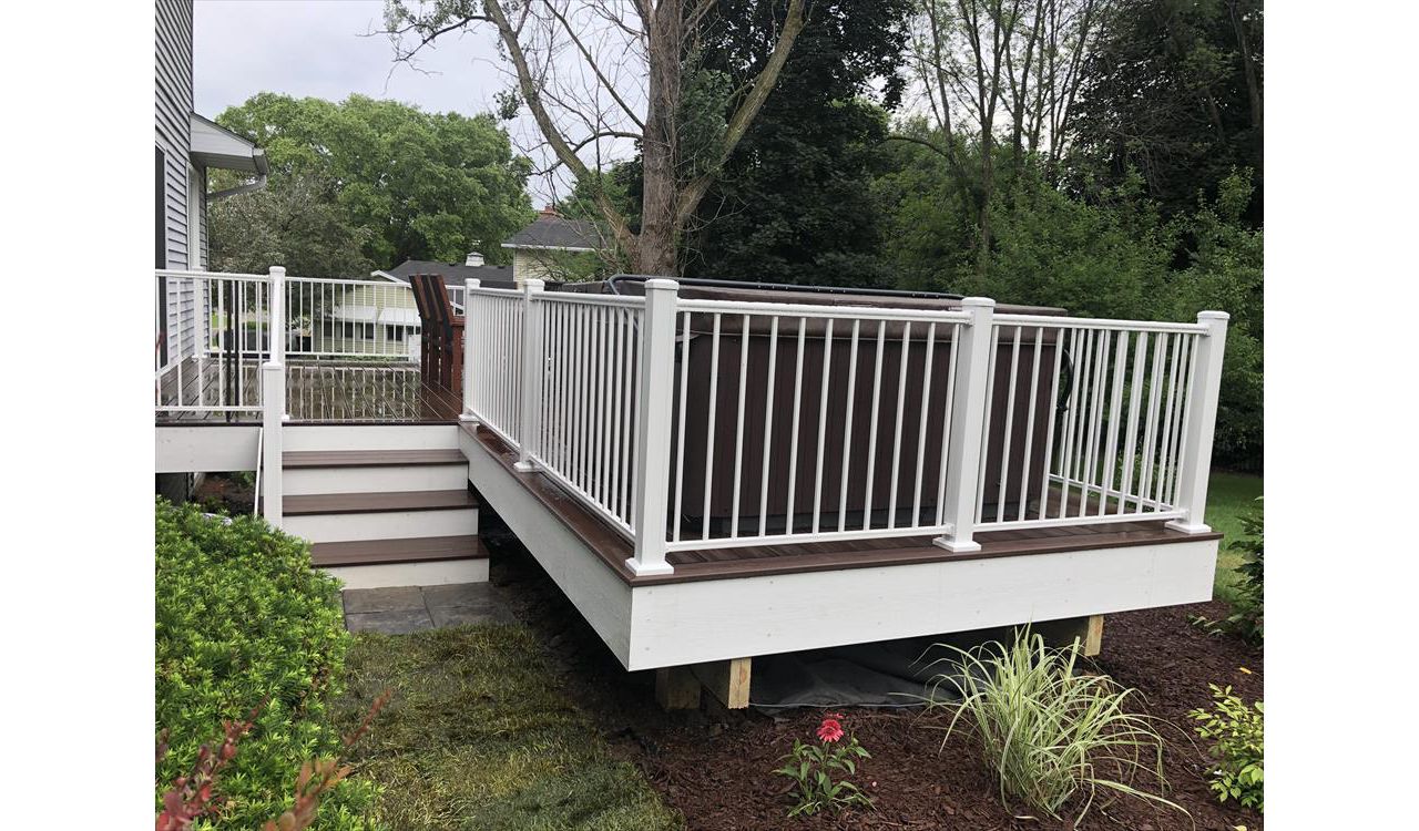 TREX TRANSCEND DECKING (LAVA ROCK & WHITE)