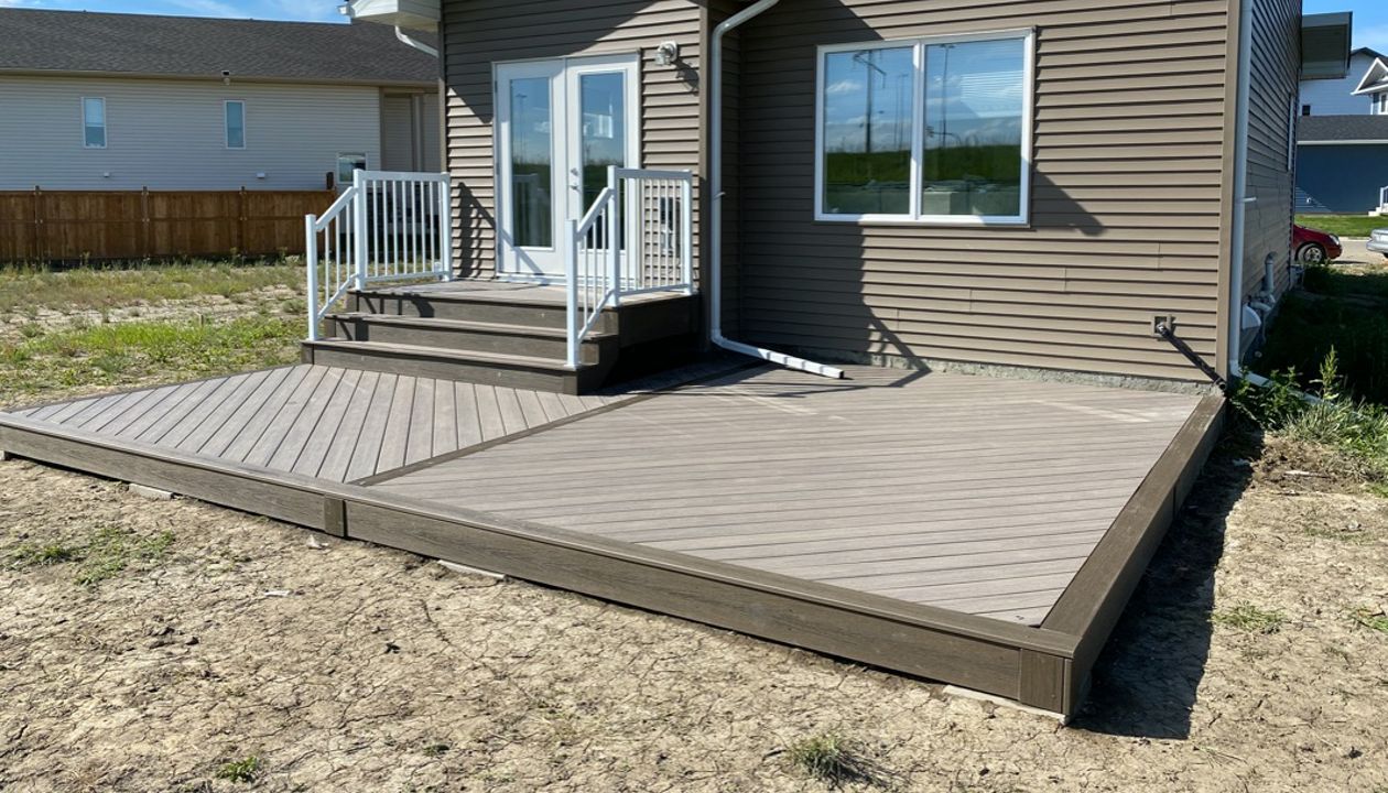 Trex Rocky Harbour with Costal Bluff Boarder